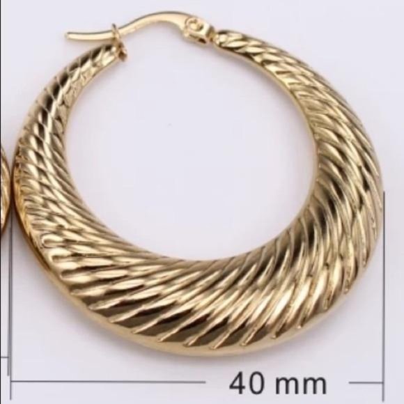 NEW 18K Yellow Gold Round Hoop Earrings, beautiful Earrings, cute Earrings - Picture 4 of 4